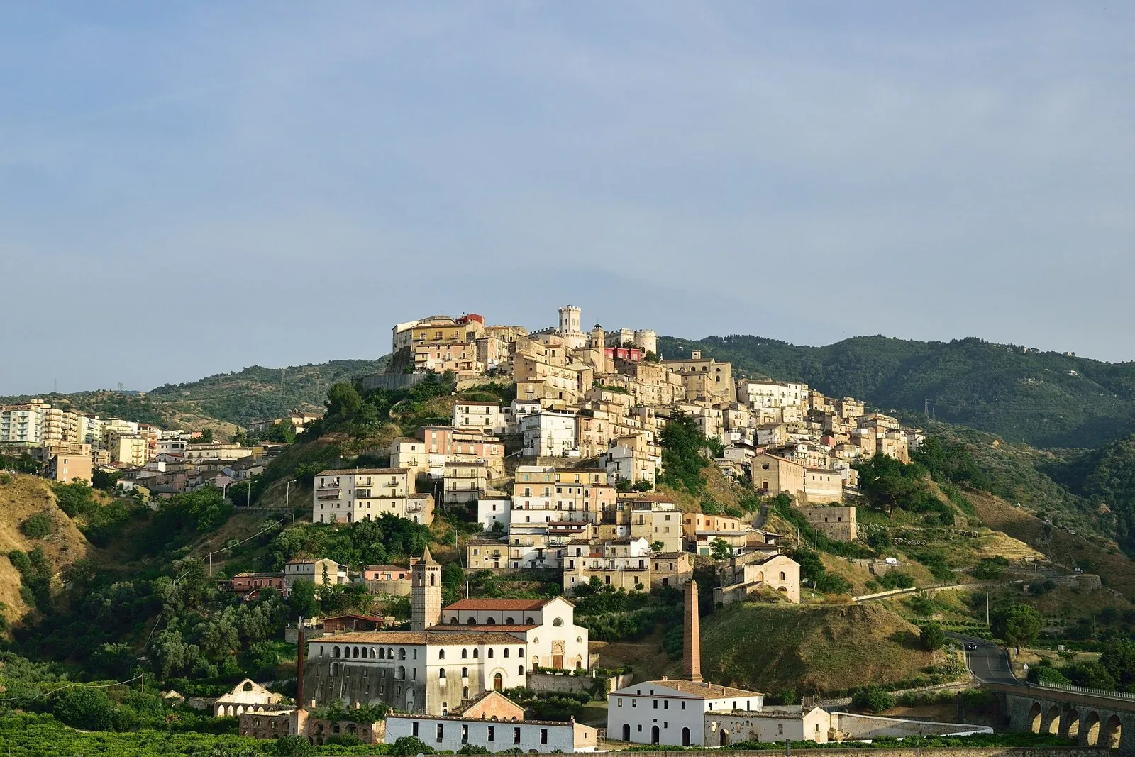 Il borgo antico di Corigliano Calabro con le case in pietra che salgono sulla collina