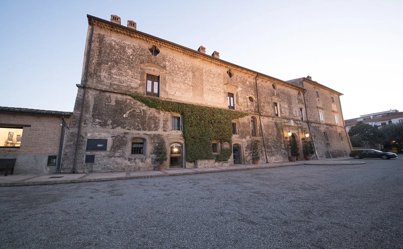 Facciata storica in pietra di Palazzo Amarelli, sede del Museo della Liquirizia, al tramonto
